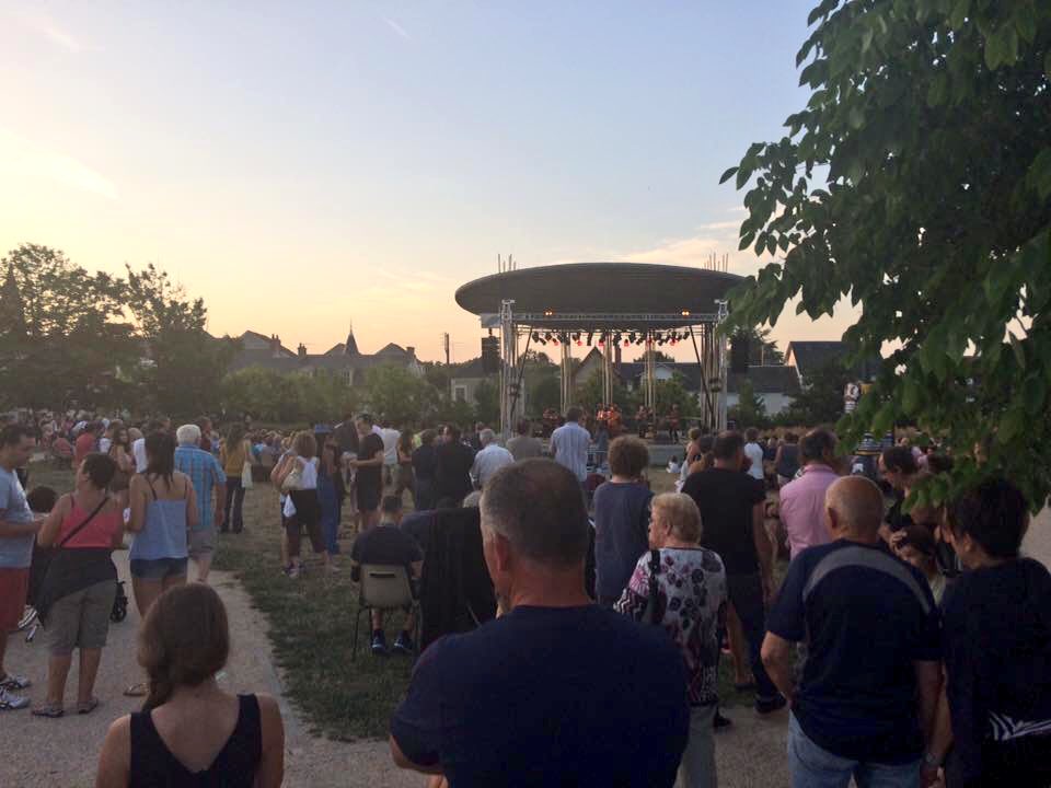 AndreLaignel's tweet photo. Moment de détente avec #RodAnton après un début de semaine chargé. Et un nouveau succès des Mardis de l'Eté : 1.200 spectateurs ! #Issoudun https://t.co/MeH4s8aae7