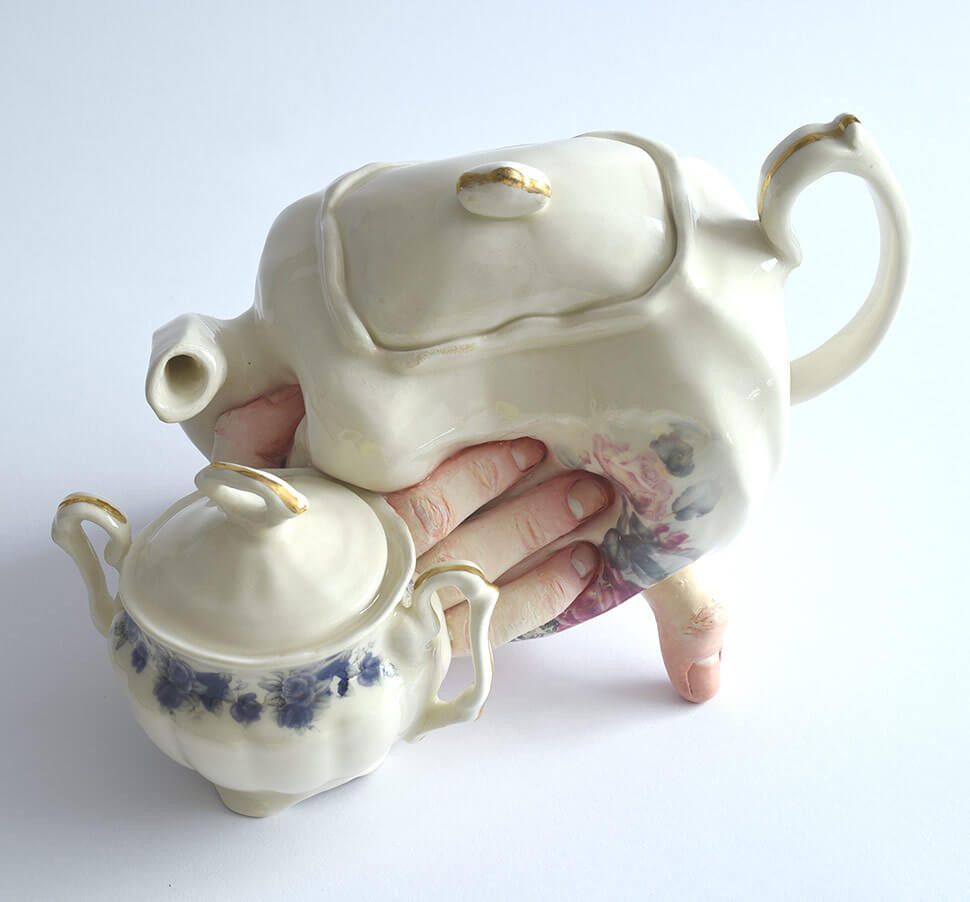SkyScraperGirls's tweet photo. Artist Ronit Baranga’s Disturbing Anatomical Dishware Creeps Across Tabletops https://t.co/nmd7dLwtPn https://t.co/SLv9t5a5zn