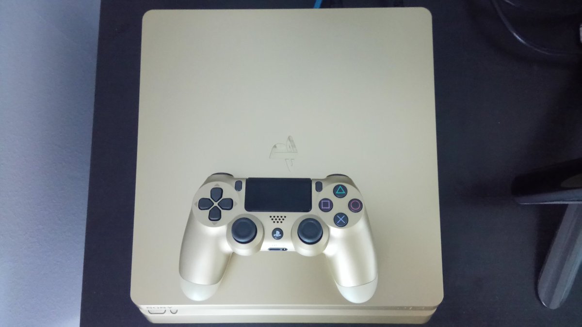 gamer510440's tweet photo. Nouveau bijou à la maison, Ps4 slim Gold Édition !!! #Ps4gold @PlayStationFR https://t.co/tOV2yXSf9N