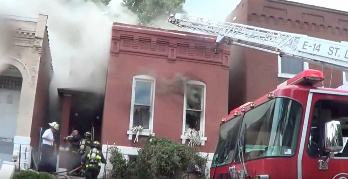chicagofirewire's tweet photo. Video: 1 Alarm Fire in St. Louis, MO
https://t.co/ZGgV7jOLQk
#StLouis #StLouisFire #DwellingFire https://t.co/EGMiLN18gv