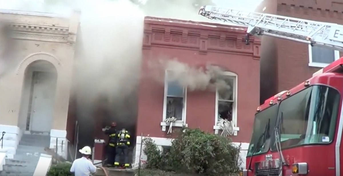chicagofirewire's tweet photo. Video: 1 Alarm Fire in St. Louis, MO
https://t.co/ZGgV7jOLQk
#StLouis #StLouisFire #DwellingFire https://t.co/EGMiLN18gv