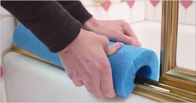tubbytable's tweet photo. #TipTuesday
Use a pool noodle to cover metal shower tracks to help kids stay safe in the bath!
#MomHack
#Bathtime
#Tubbytable https://t.co/Kqt7YkGEO6