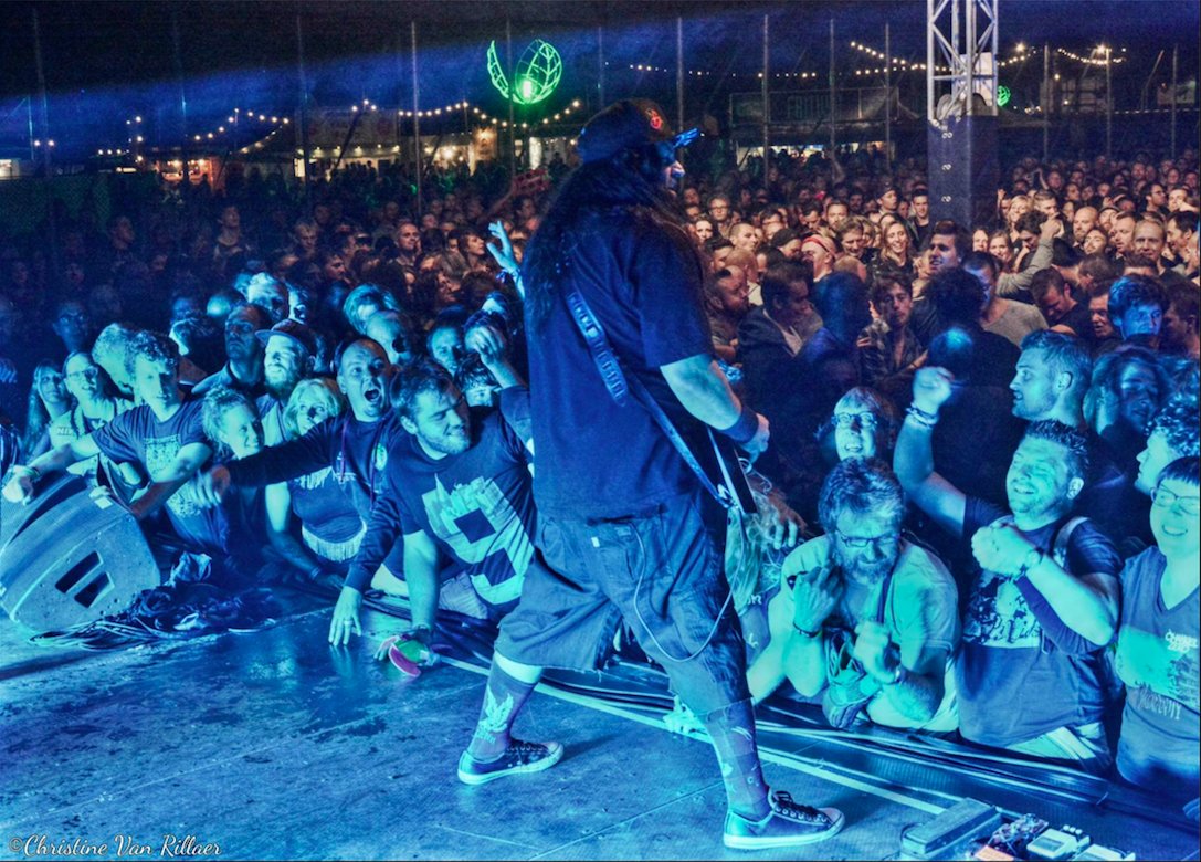 MikeyDoling's tweet photo. This is Rock n Roll- Last week jamming with 7,000 fans.. no barricades. Awesome!! https://t.co/ERnivAS5nN