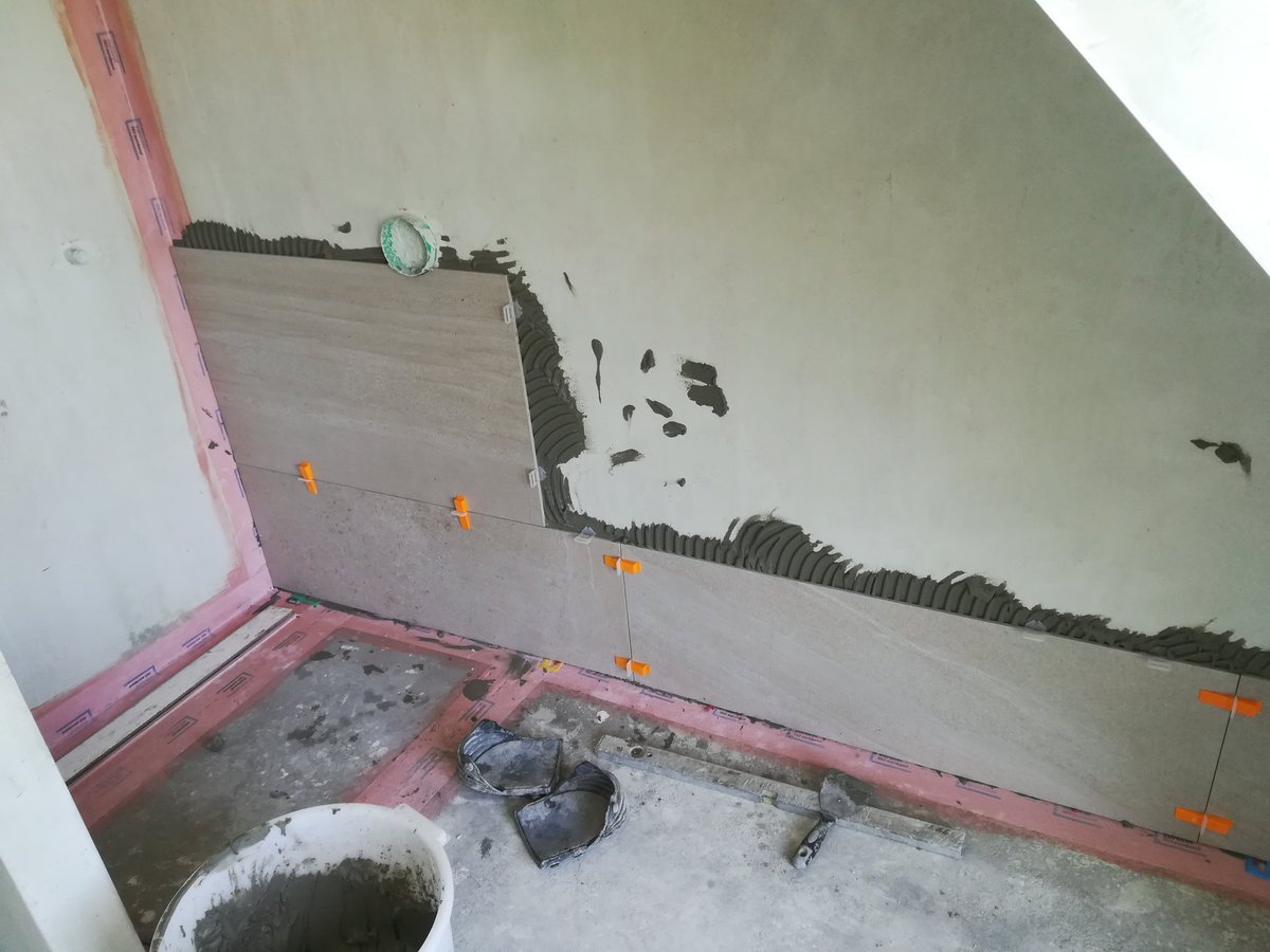 De tegelzetter gaat mooi achter <a href="/vlakenstrakurk/">Vlak & Strak Urk</a>  aan en schiet ook al lekker op. Strakke planning #villalelystad #teamwork <a href="/stijlvolhout/">Stijlvolhout</a>