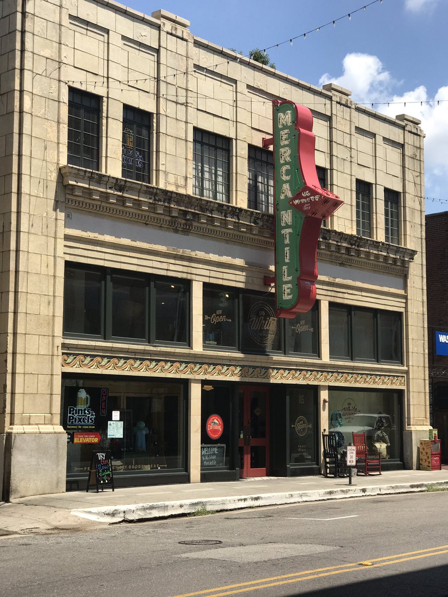 AIS_Lann's tweet photo. Feeling right at home now! A little Athens right here in downtown Huntsville. #al200decatur #ugwhite #hometownlove https://t.co/VIP941j3kw