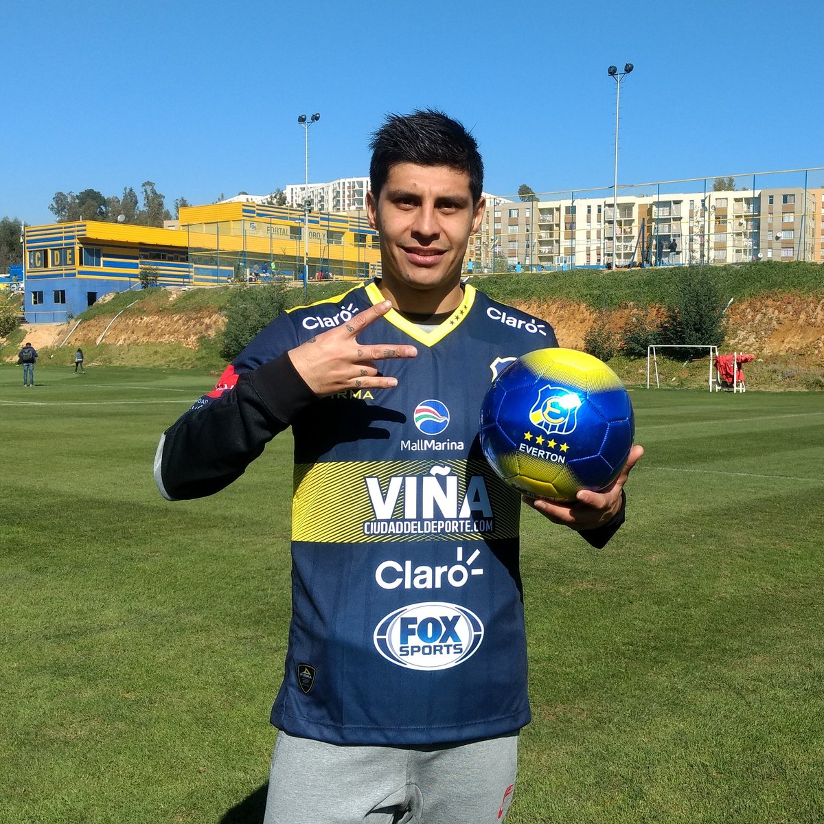 evertonsadp's tweet photo. Hoy presentamos a Patricio Rubio #ContigoForEver 💙💛💙 https://t.co/bF2I3cXNV8
