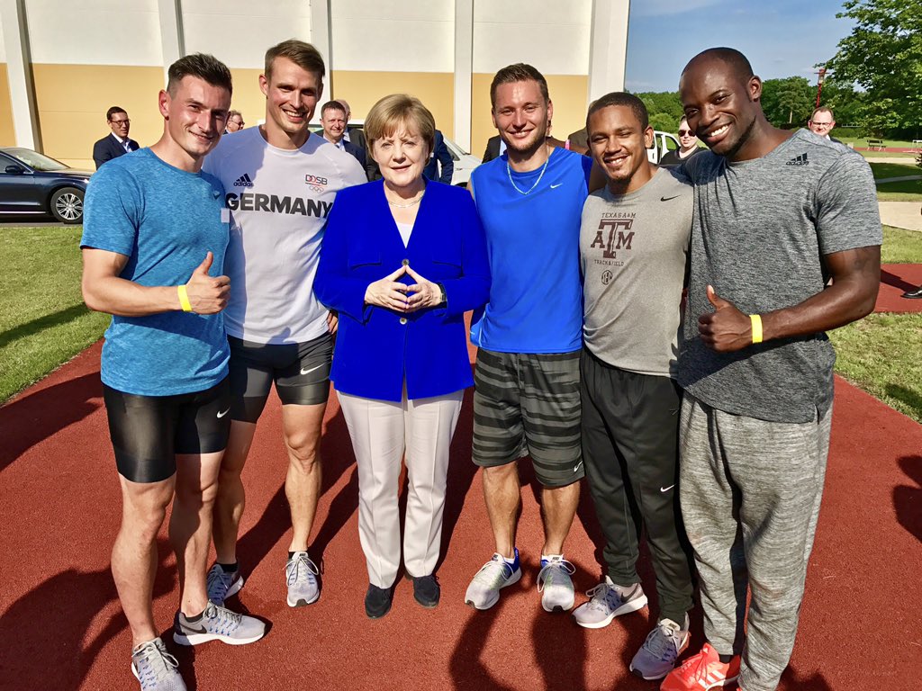 apm87's tweet photo. Großer Besuch im Trainingszentrum von #AneglaMerkel in Kienbaum #4x1Ger #wirfürD #deutschland #leichtathletik #sport #bundeskanzlerin https://t.co/UOCFzMeY7Q
