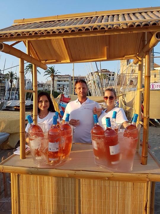 vinosroseatis's tweet photo. #Roseatis party on the beach !! #summer #roseatis #beach #vinosrosados #wines #rosé #rosétime #sitges #roséweather #roséallday ☀️☀️😍🍥🍥🎀🎉😊👍 https://t.co/U8OXltZARh