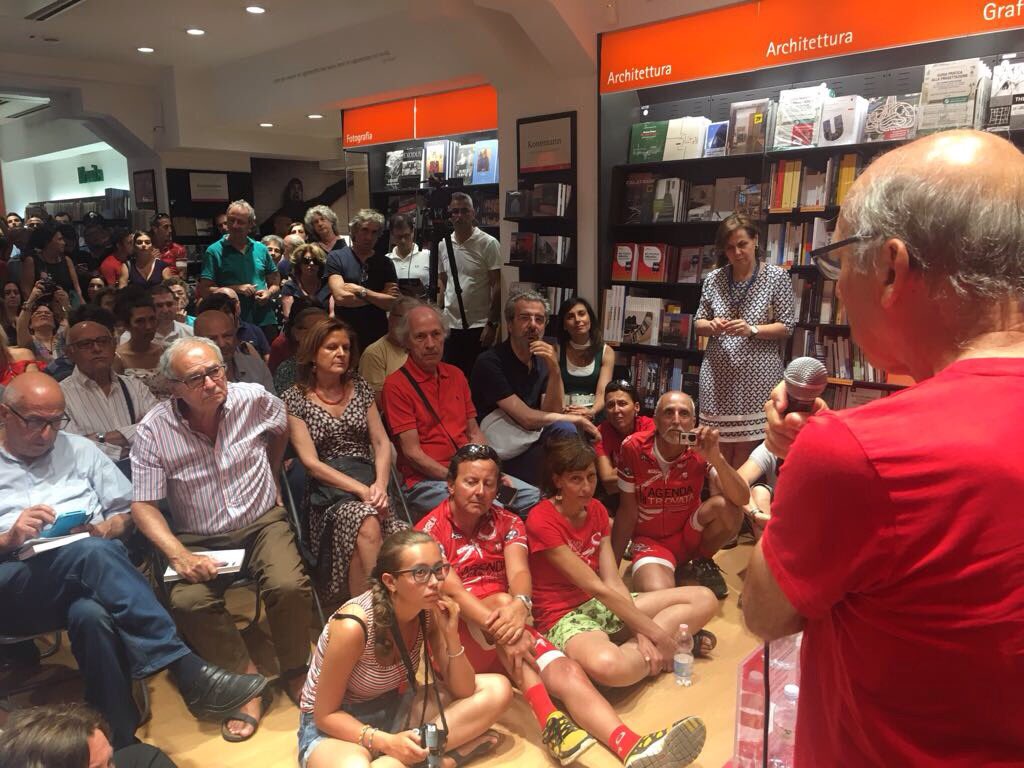 AgendaRitrovata's tweet photo. Parla Salvatore #Borsellino: finalmente nella sua #Palermo. @feltrinellied #agendaritrovata https://t.co/xvm1SMqutU