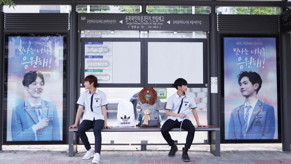 HaknyeonBrasil's tweet photo. [FOTOS] Haknyeon e Euiwoong no ponto de ônibus com a placa dos dois. https://t.co/hrOVcip90f