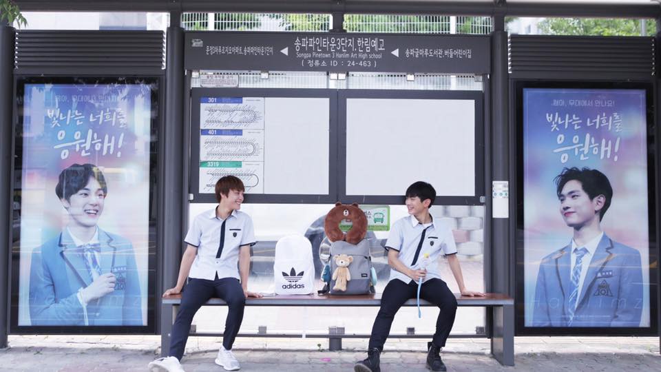 HaknyeonBrasil's tweet photo. [FOTOS] Haknyeon e Euiwoong no ponto de ônibus com a placa dos dois. https://t.co/hrOVcip90f