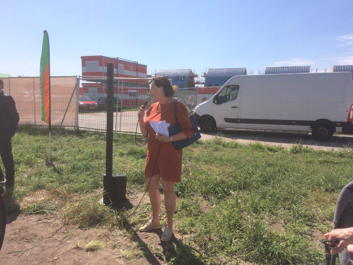 GerwenP's tweet photo. Officiële handeling en kennis maken met de buren. Kijkdag 1. @BAMWonen #mierlo #luchen https://t.co/quUgNSiP2g