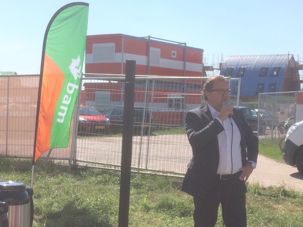 GerwenP's tweet photo. Officiële handeling en kennis maken met de buren. Kijkdag 1. @BAMWonen #mierlo #luchen https://t.co/quUgNSiP2g
