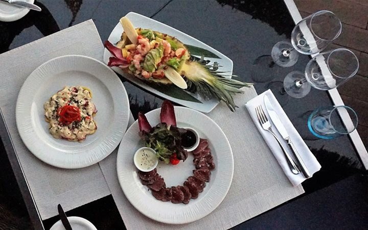 restpalapa's tweet photo. Te proponemos un menú ideal para compartir en una velada de verano: ensaladas de pulpo y tropical y tataki de solomillo #Palapa #Estepona https://t.co/WHz4rsynZX