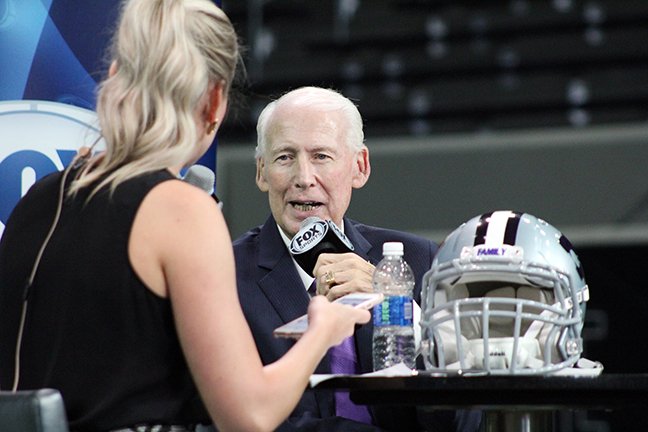 PostinsPostcard's tweet photo. @Heartland_CS @RoadTripSports at #Big12MediaDays w/ @KStateFB HC Bill Snyder #KState #CollegeFootballAmerica #KStateFamily https://t.co/Slyk7qfWvl