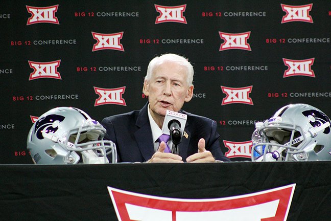 PostinsPostcard's tweet photo. @Heartland_CS @RoadTripSports at #Big12MediaDays w/ @KStateFB HC Bill Snyder #KState #CollegeFootballAmerica #KStateFamily https://t.co/Slyk7qfWvl