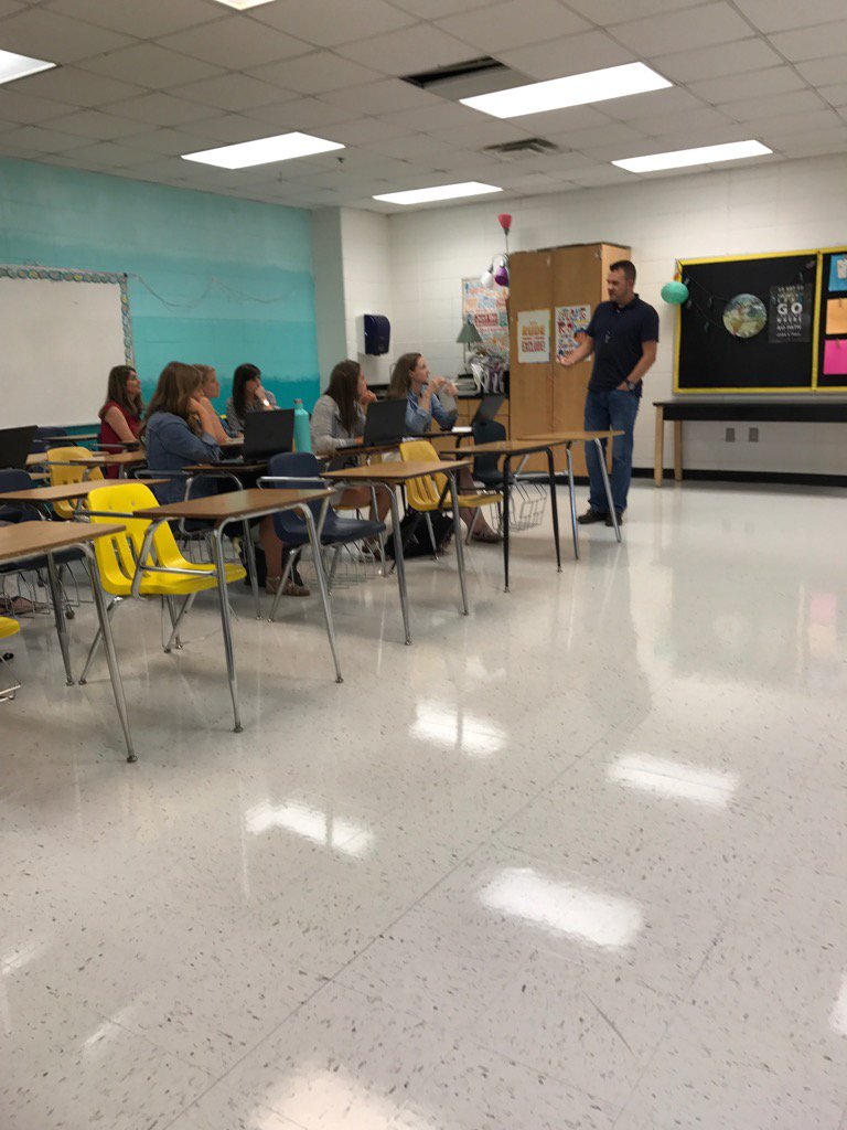 Nelcpbl's tweet photo. @Barnwell_PL teaches about goal oriented feedback and personalizing student learning throughout the project https://t.co/3fJn49yhGF
