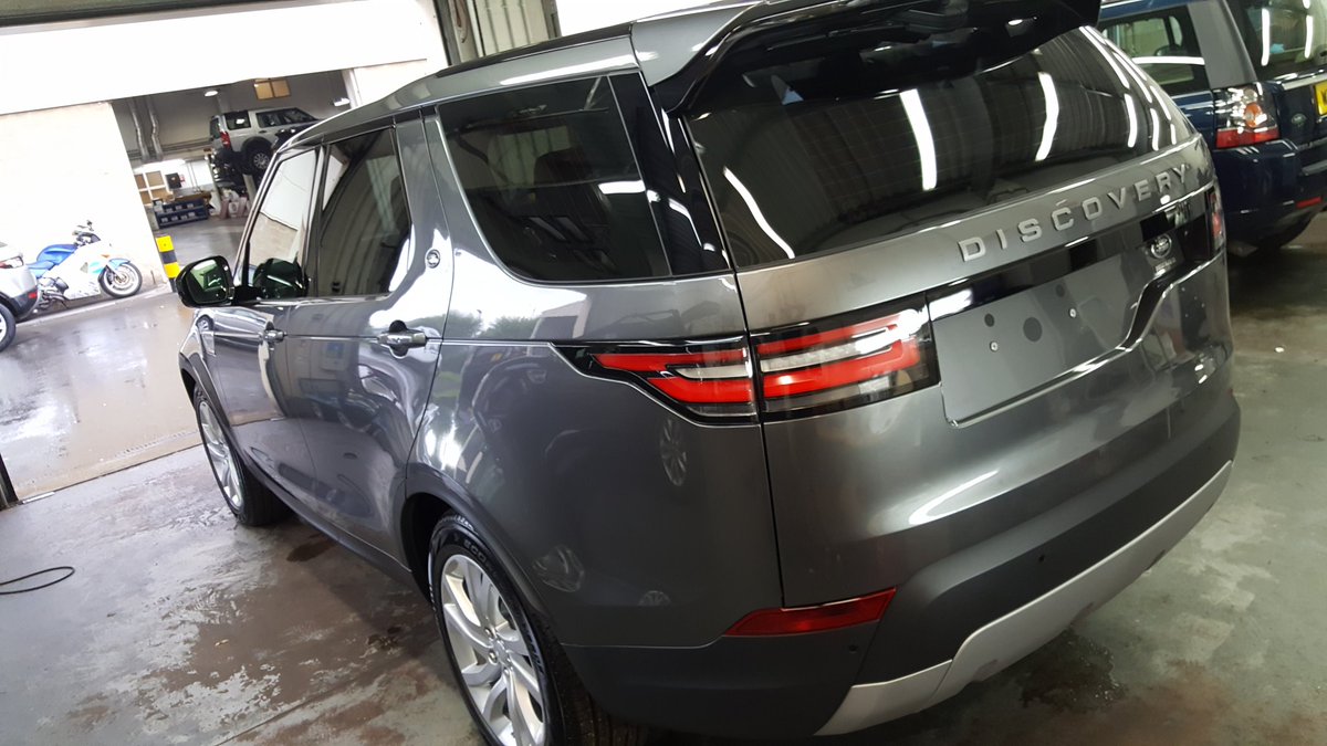 PlatDetailSW's tweet image. Day 1 on my clients new Discovery 5 - exterior washed and decontaminated, polished. Interior valeted, leather treated and engine cleaned.