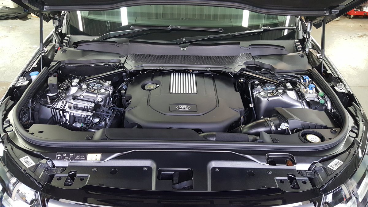 PlatDetailSW's tweet image. Day 1 on my clients new Discovery 5 - exterior washed and decontaminated, polished. Interior valeted, leather treated and engine cleaned.