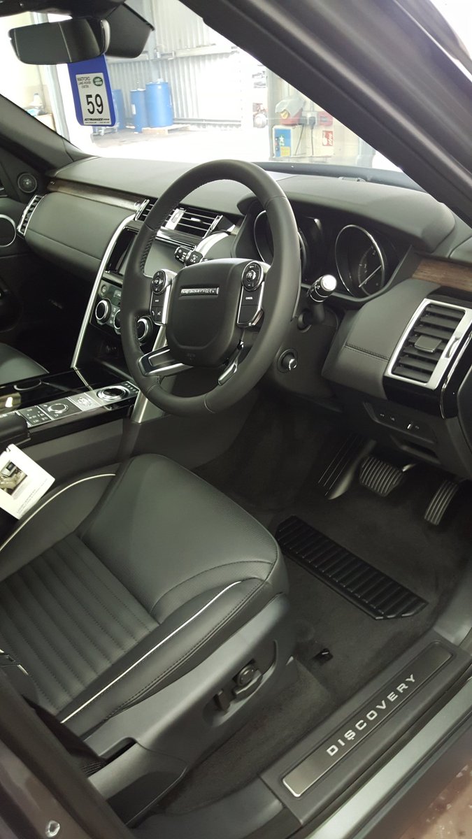 PlatDetailSW's tweet image. Day 1 on my clients new Discovery 5 - exterior washed and decontaminated, polished. Interior valeted, leather treated and engine cleaned.
