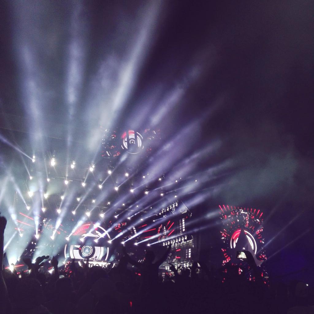 iamluucie's tweet image. ELECTROBEACH 2017 #EMF2017