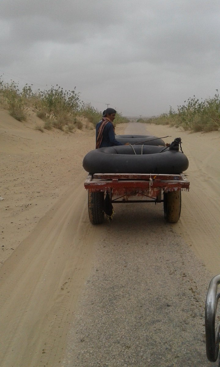 sayvet_info's tweet photo. #waterfetching in desert zone https://t.co/jYTliINGVe