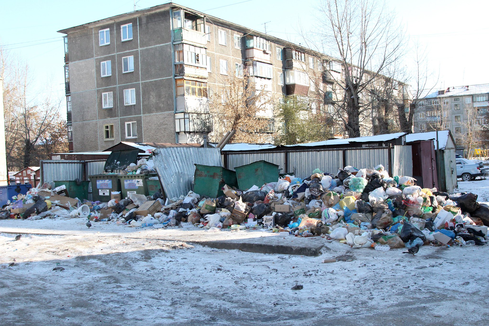 Свалка во дворе