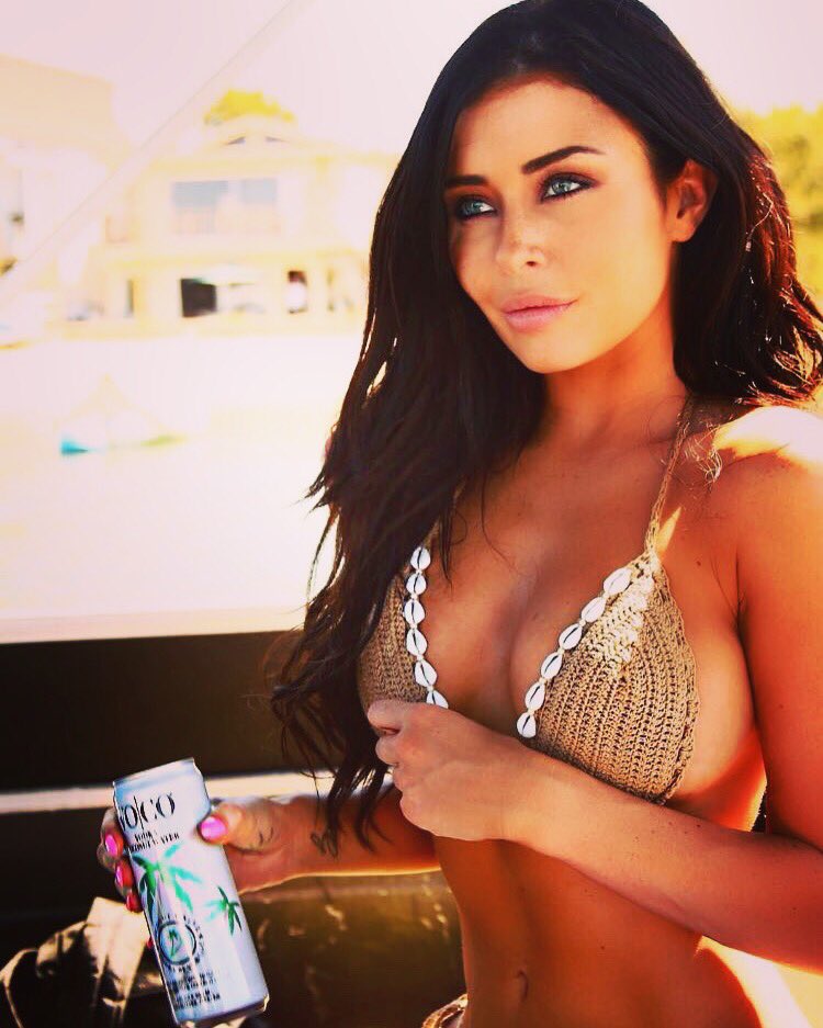 ShhhhSP's tweet photo. Enjoying #MiamiSwimWeek with @vocodrink in hand! ❤️🌴🍹🌊 #lovevoco #voco #shhhhsp #silenceisloud #makeusyoursilentpartner https://t.co/ZfNHxSrLQn