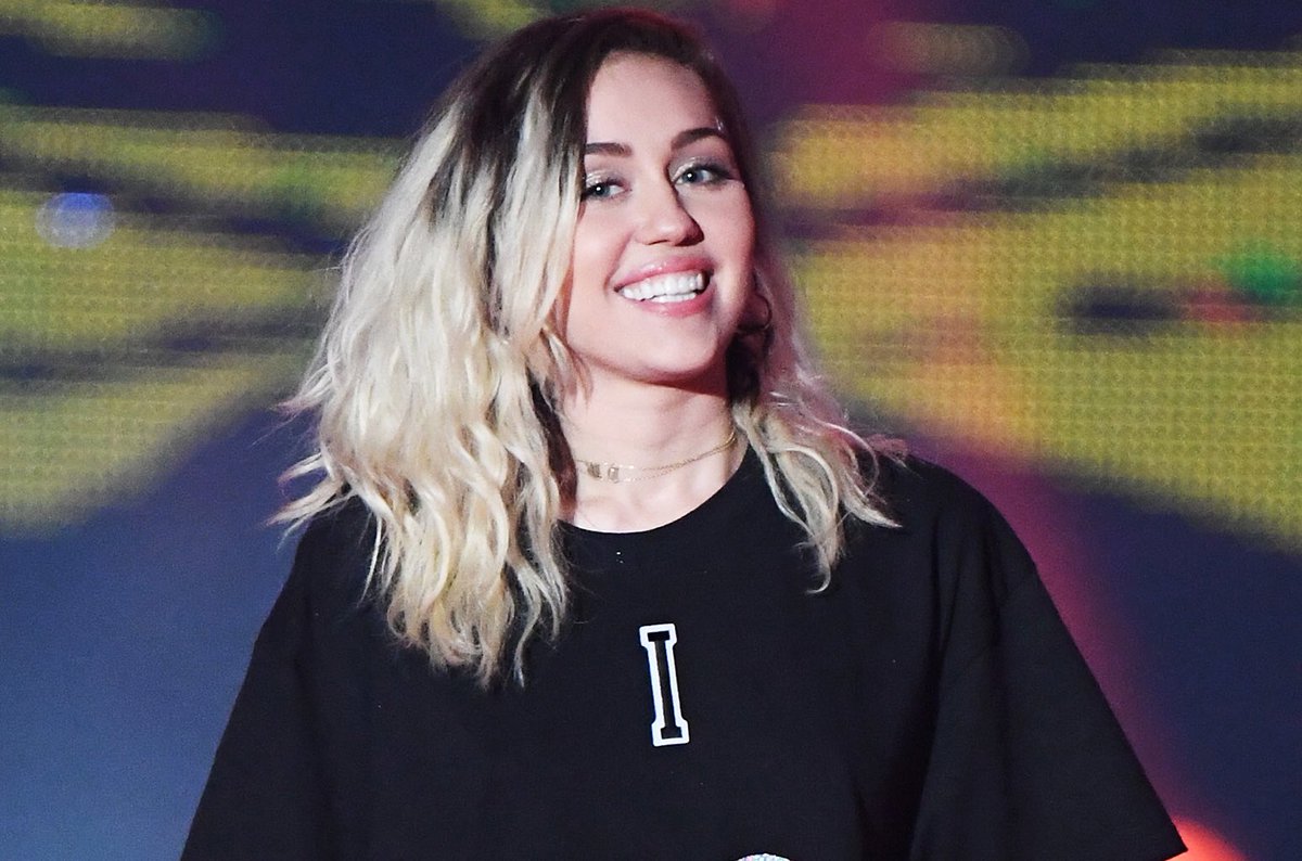 adoringkerry's tweet photo. Miley Cyrus yes please https://t.co/JtElj5BRVX