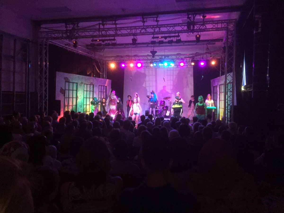 lorentzschool's tweet photo. Twee avonden eindmusical MONSTERHIT. Dezelfde musical maar beide groepen met eigen accenten. Genieten van onze (pop)sterren. https://t.co/FdZpypORqU
