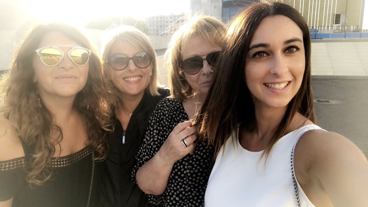 JuliePanai's tweet photo. #CelineDionLive2017  On va pas voir celine Nous ???😍 https://t.co/cPmzZskTeS