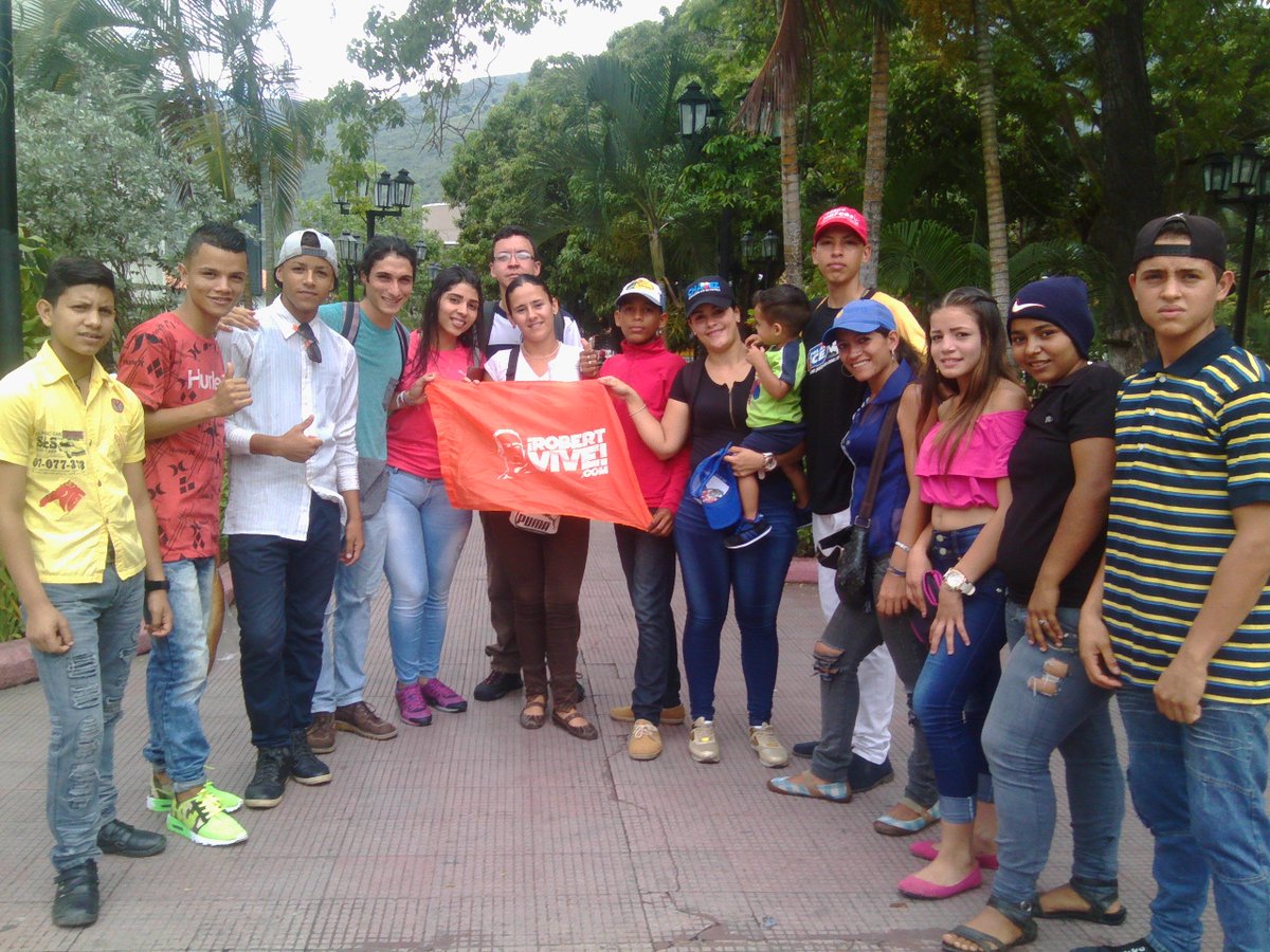 roberts91391049's tweet photo. JUVENTUD  ROBERT SERRA REALIZA GRAN POTAZO GARANTIZANDO  EL DIA DEL NIÑO EN LA  PARROQUIA CRISTÓBAL MENDOZA @Mayesocialista https://t.co/sTPA1AcSdd