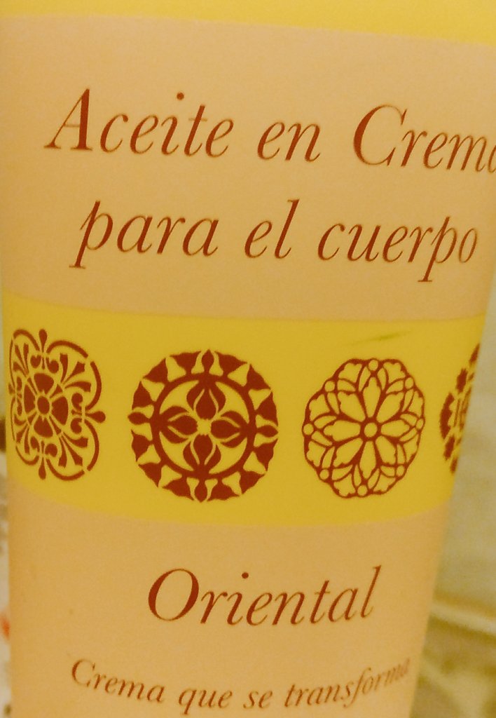 sh3nr0ss's tweet image. He visto en el baño de mi chica esto y le ha recordado a esto otro, ¿quien es capaz de adivinarlo? #gamequestion