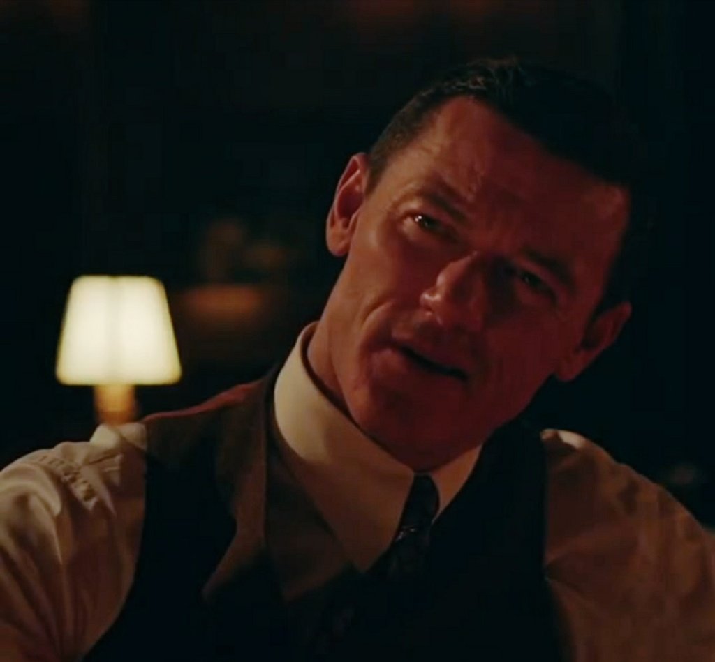 katia221190's tweet photo. My screenshots from the trailer of
#professormarstonandthewonderwoman
My favorite moments with #LukeEvans 
😍😍😍👏👏👏 
#luketeers #lukeevansfans https://t.co/OFA4BB7hMs