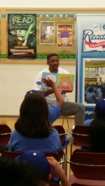 SunValleyBranch's tweet photo. THANK YOU to #dennispowell @LibraryFoundLA @DodgersFdn & the @Dodgers for making our event yesterday wonderful. Our young patrons loved it! https://t.co/pTrLZBuuVU