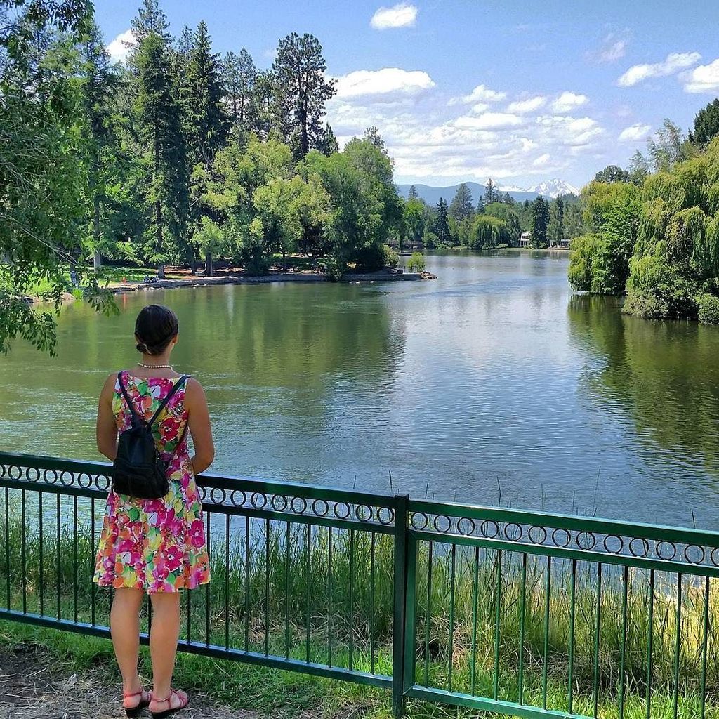 mortsonthemove's tweet photo. Caitlin overlooking the #bend in the river at #bendor . In the distance is #mtbachelor . #exploremore #everydaya… https://t.co/L03CtYwRZ9 https://t.co/Yu26vSbOpE