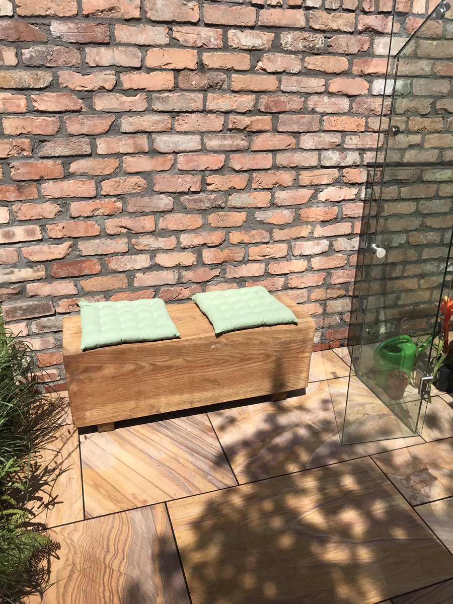 BurgessSculptor's tweet photo. @WTTS_Richard looking great on the young designer show garden - Let 'em Grow #bench #seat https://t.co/RdjwI2jPFZ