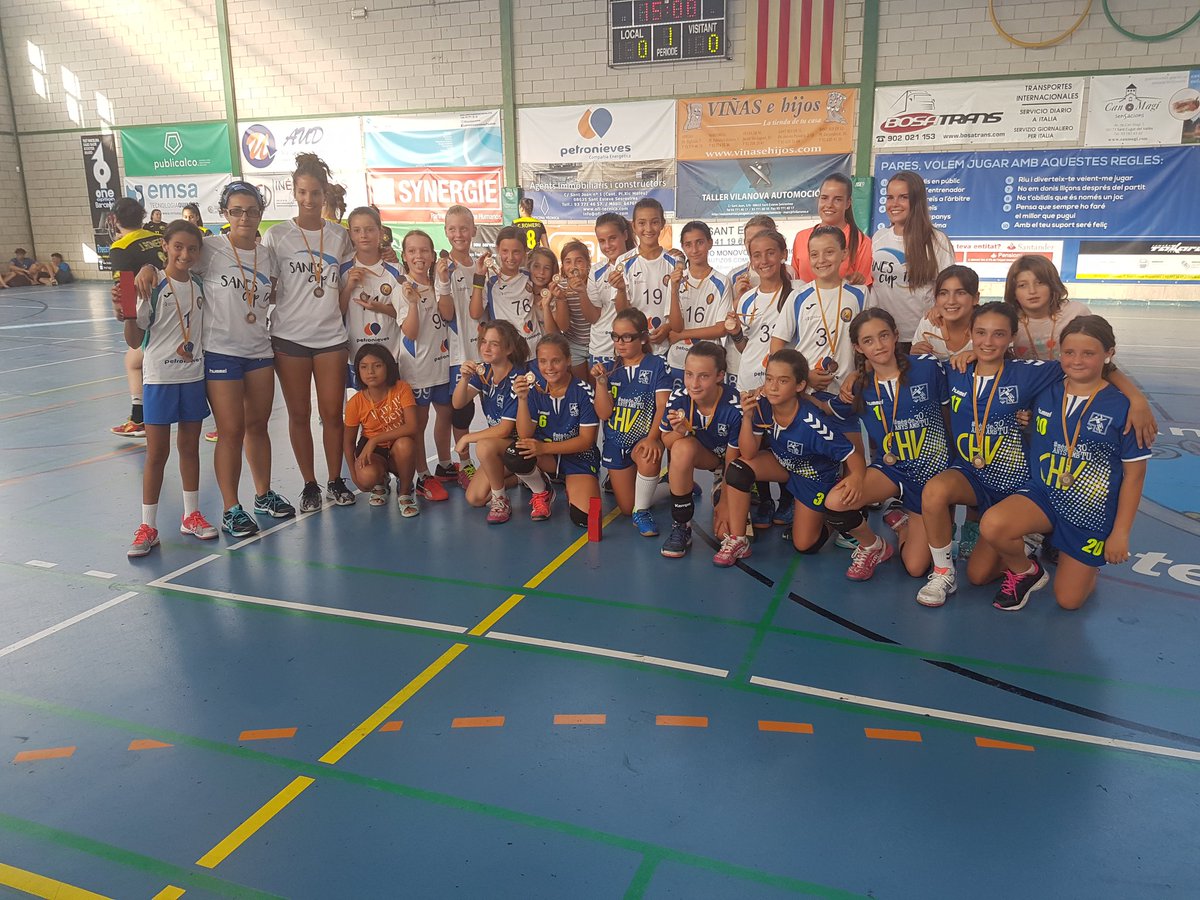 sanescup24's tweet photo. 🏆🏆🏆 FINAL ALEVIN FEMENINA
@Sanescup17 
@clubhvc Vilanova del Camí vs @Handbol_Sanes (18-12)
MVP mejor jugadora: Eva Marçal @clubhvc 
😁👏👏👏 https://t.co/oRcSsQ5lr4