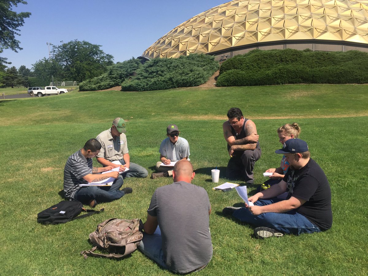 BobbiHazeltine's tweet photo. Summer school group projects in the sun today. #80degrees #perfectclassroom https://t.co/HEmCgF2Og5