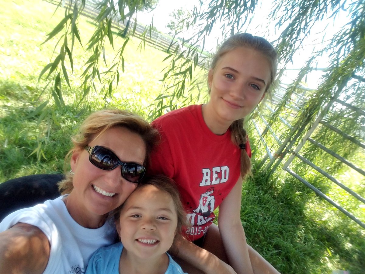 hapimom54's tweet photo. Taking a lunch break! Then helping to re-banage Dominique the injured donkey😢#CampMOSH2017 https://t.co/e6KKUOuNPb