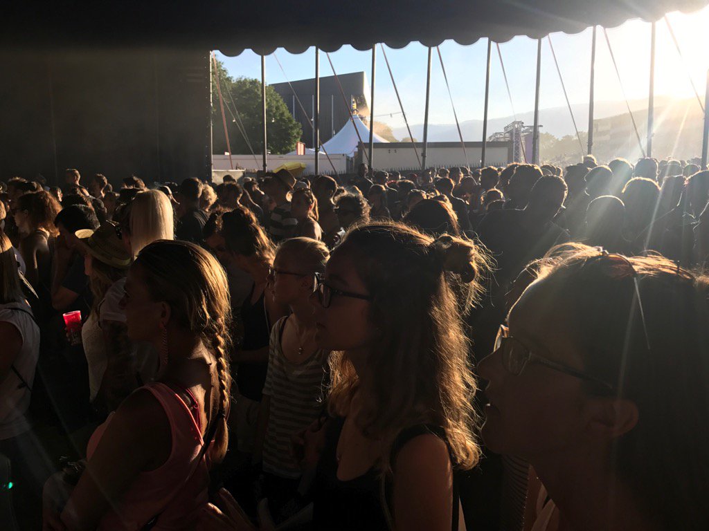 g_bieler's tweet photo. Y a pas que le soleil qui chauffe le Club Tent. Les Nyonnais Alice Roosevelt font le plein! #paleolc #Paleo2017 https://t.co/Yrnd8erbjj