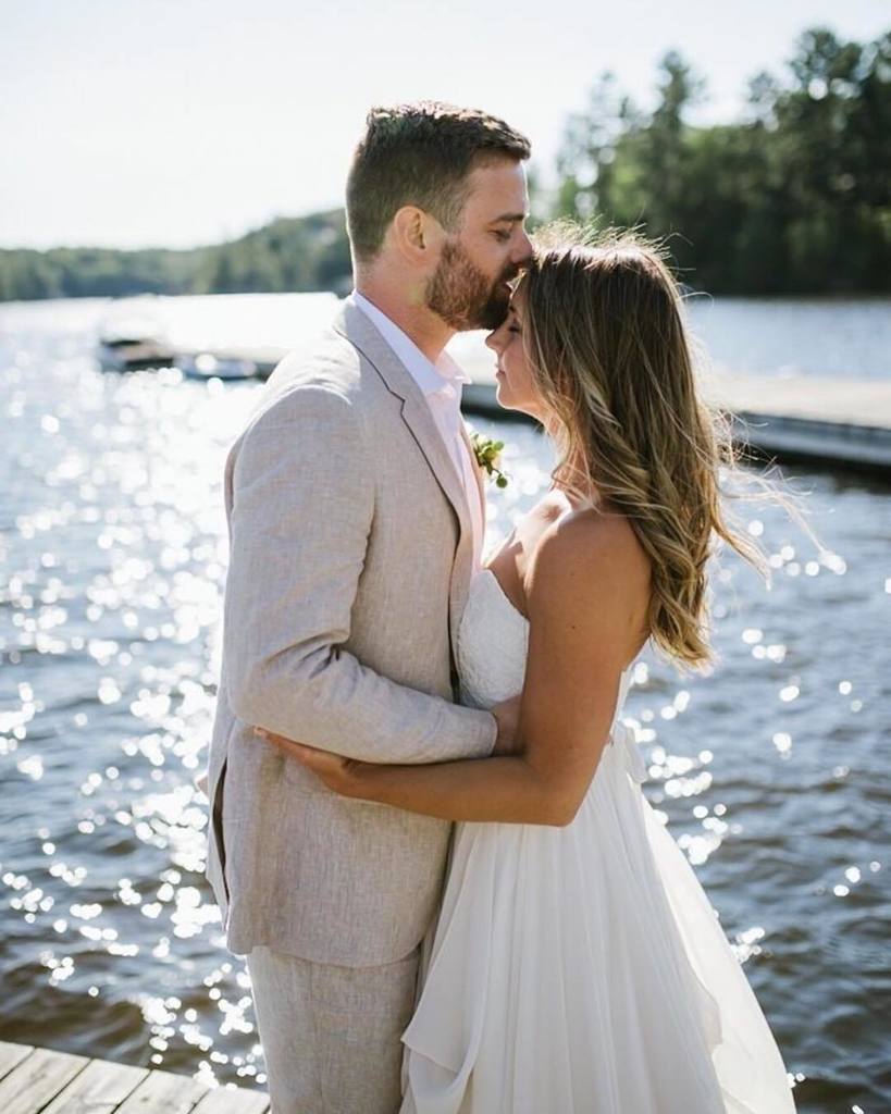 Can you really beat a dreamy lake-side wedding? 🌊💫 Adorable moment caught by <a href="/hspenc/">Hilary Spencer</a>! .
.
.
#WeddingBlog #WeddingV… ift.tt/2tnml27