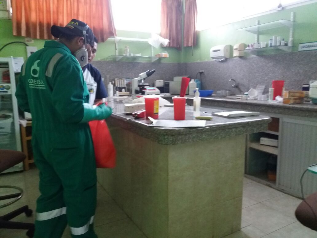 AGUAPASEP's tweet photo. Gestión desechos sanitarios #Pasaje. Entrega de Hosp. Militar, Lab. Virgen de Chilla 1 y 2 @maeeloro @municipiopasaje https://t.co/DR7QTjqQSq