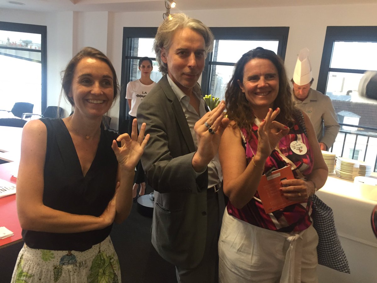 Fête des voisins du 2eme chez <a href="/HOPSCOTCHgroupe/">HOPSCOTCH Groupe</a>, Vente de t-shirts au profit d'#entourage ! Le maire <a href="/JacquesBoutault/">Jacques Boutault ☮️ 🌻 🐾 🚴‍♀️ 🌳 🎸 🌎</a> est emballé #solidarité