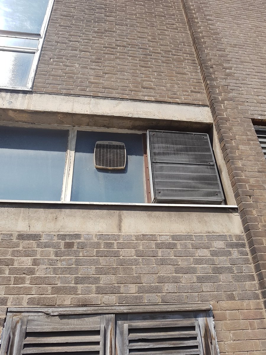 Concretekestrel's tweet photo. Quality #60s building in #Hull in the sunshine #style #function #offices #brick #functionalarchitecture https://t.co/htZAA4G37y