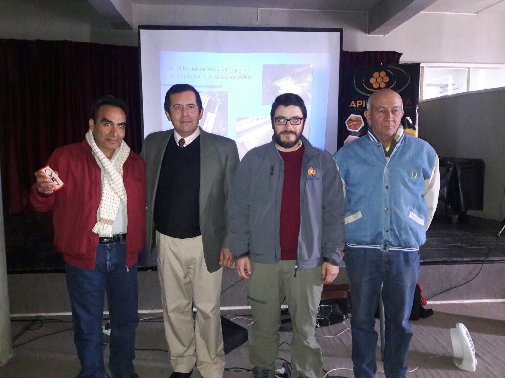 redapicolachile's tweet photo. Los expertos #JorgeDemedio y #ManuelRuiz recorren #Chile junto a la @redapicolachile , hoy estuvieron con apicolegas de #Apiunisexta https://t.co/CwnYEnj0AQ