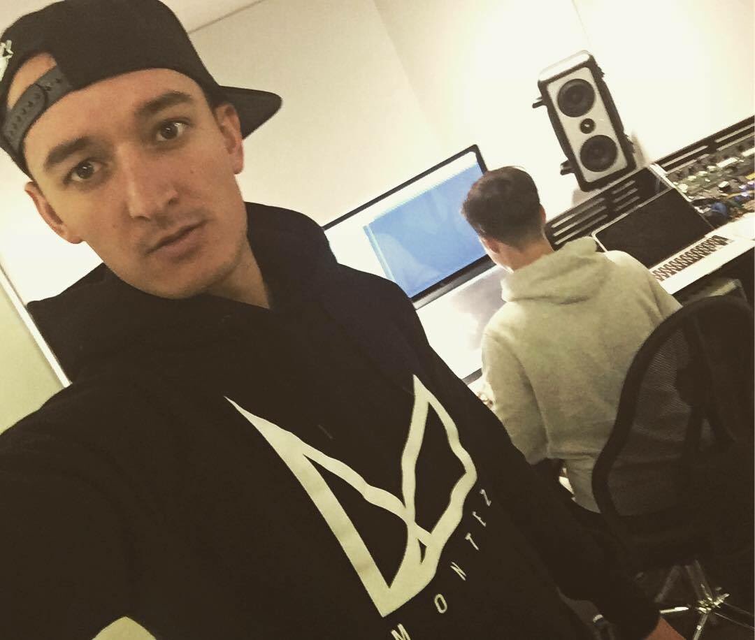 ueberdiegrenze's tweet photo. Neue Songs. Bald ... #smdsda @MontezMsik https://t.co/NhiNdgO3V0