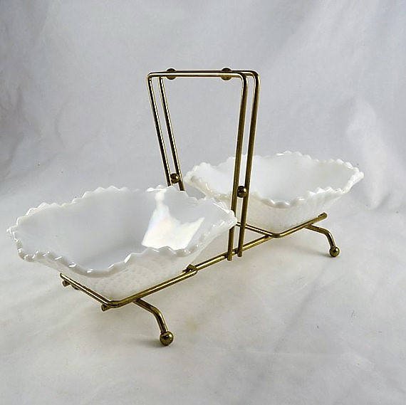 Chic_Mouse's tweet photo. https://t.co/CJkhBtaNmn #milkglass #gotvintage #etsyppt #nutdish #holidayserving #hostess #relishdish https://t.co/2CDAnIzSor