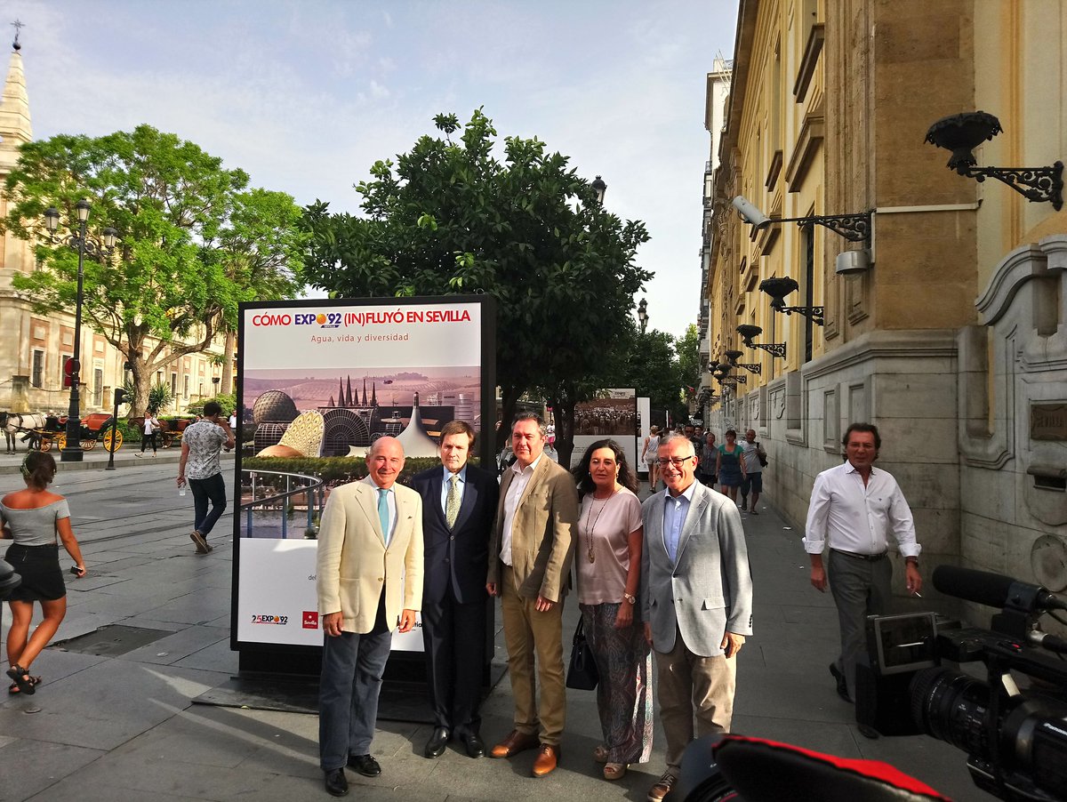 EXPO92's tweet photo. Hace un rato se ha inaugurado la muestra fotográfica que nos acompañará hasta octubre en la Avenida de la Constitución. https://t.co/SlMS7moLxT