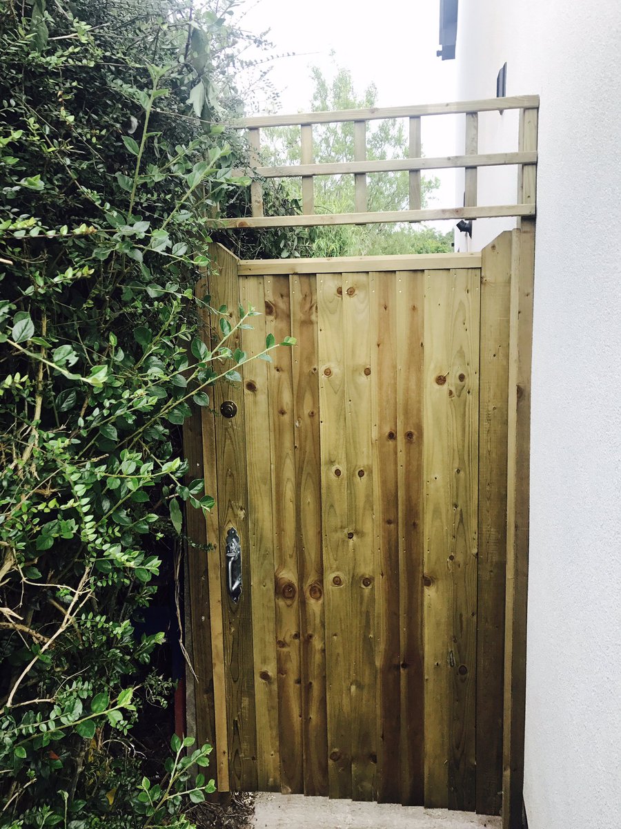 TattonFencing's tweet photo. One of our country feather board gates finished with this stylish 1ft square trellis. #gates #fencing #tattonfencing https://t.co/aPpb6H7q8T